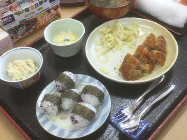 美味しそうな食事 食堂 健康的で美味しそうな食事が提供される場所です。季節の味を楽しめる工夫があります。