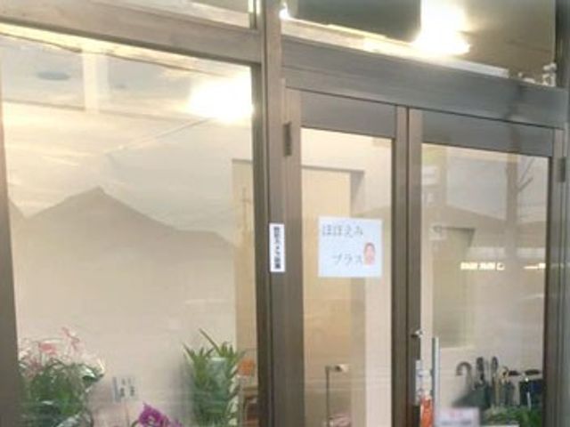 清潔感のあるエントランス エントランス 明るい自然光が差し込むエントランスです。この場所でお客様を温かくお迎えできます。