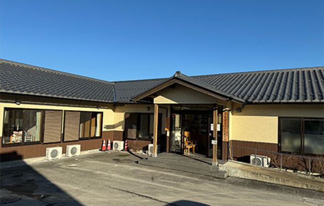 落ち着いた外観の建物