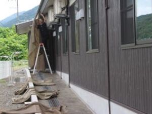 外壁工事中の建物外観  