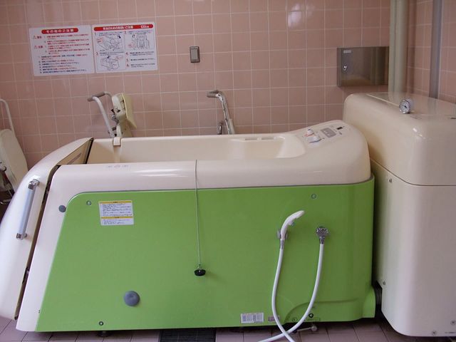 介護用バスタブの浴室 浴室   安全に配慮された機能的なバスタブです。身体に優しい入浴をサポートします。