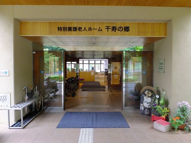 明るいエントランス エントランス 自然光が差し込む広々とした入口です。訪れる方々に安心感を与えます。