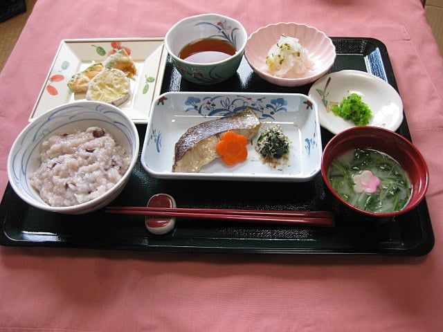 和食のセットメニュー 料理 色とりどりの和食セットが、一日の始まりにエネルギーを与えます。栄養バランスが考えられた献立です。