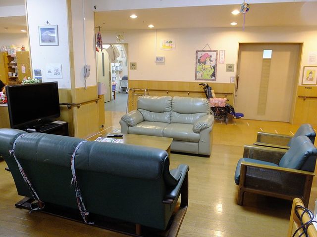 落ち着いた色調のリビング リビング 広々としたリビングは、快適にくつろげる空間です。ソファに座り、テレビを楽しめます。