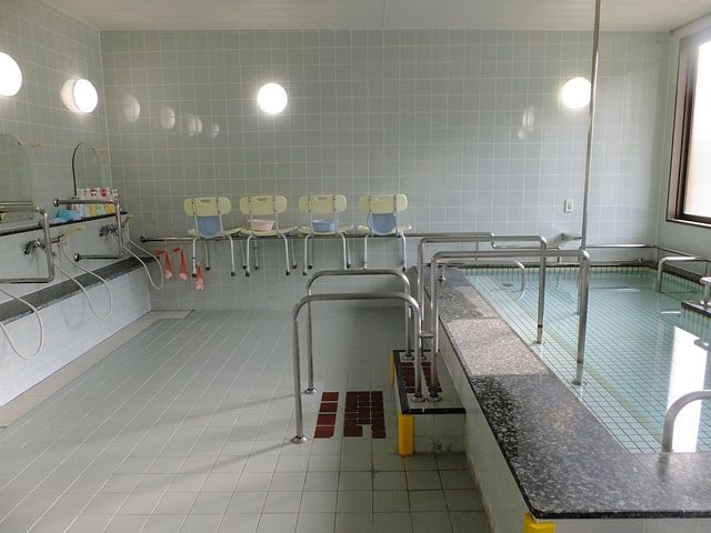 広々とした浴室 浴室 広々とした浴室は、使いやすさを重視した設計です。自然光が差し込む明るい空間でリラックスできます。