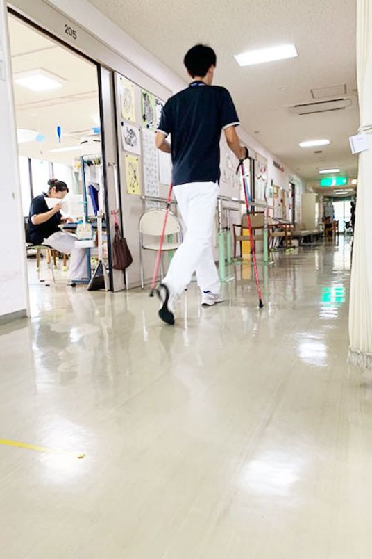 明るい長い廊下