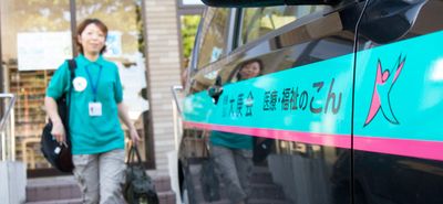 スタッフと車の前