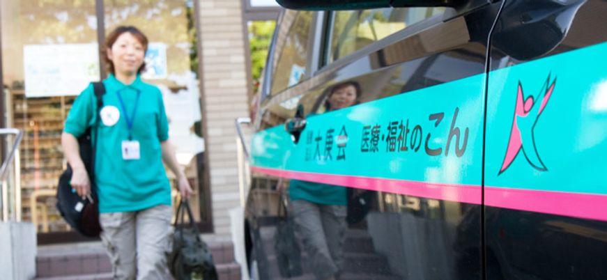 スタッフと車の前