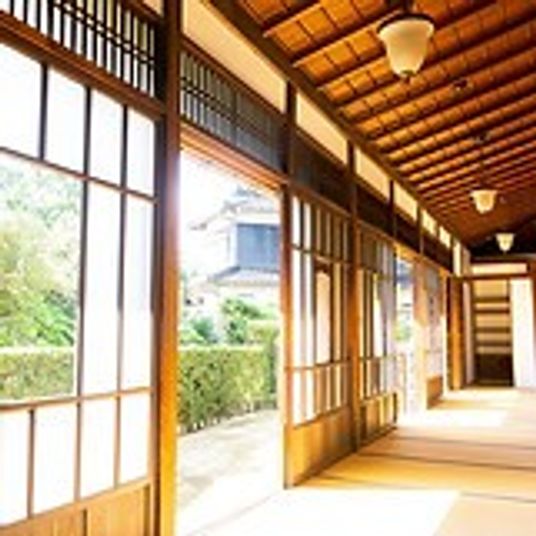 自然光で明るい廊下