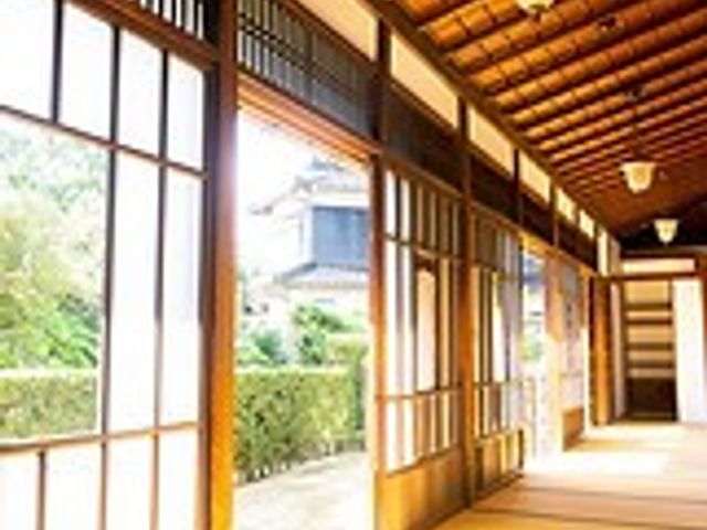 自然光で明るい廊下 廊下 自然光がたっぷり差し込む明るい廊下です。リラックスしながら散歩ができます。