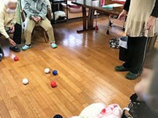和やかなレクリエーション 多目的室 リラックスした雰囲気でのレクリエーション活動が行われています。豊かな交流の場です。
