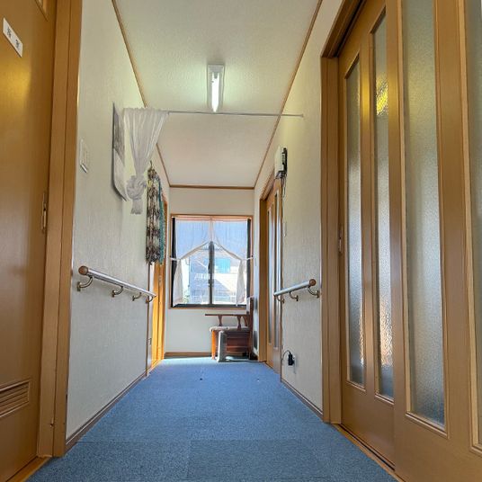 光が差し込む廊下