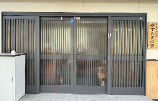 書かれた看板のある入口