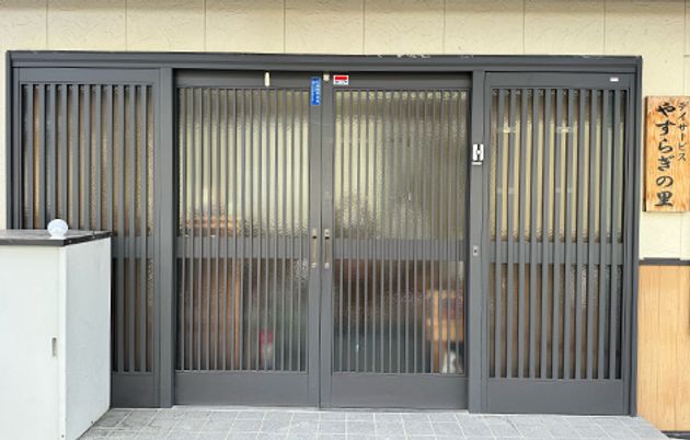 書かれた看板のある入口