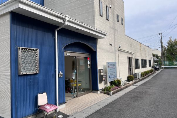 広々とした施設の外観