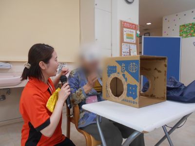 交流の様子を楽しむ人々