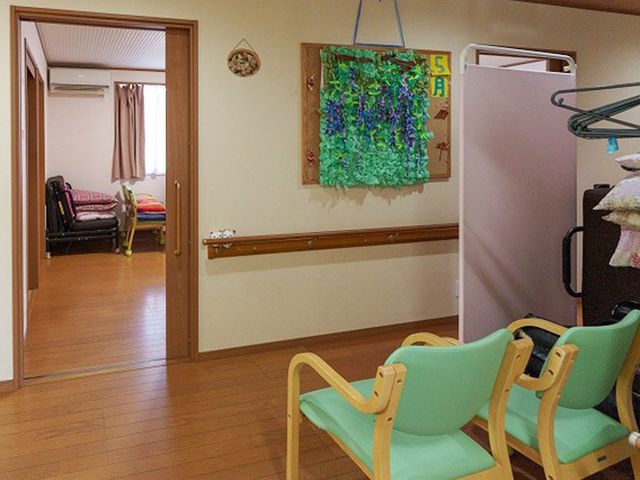 廊下 共用スペース 和やかなコミュニケーションが印象的。充実した職場環境です。