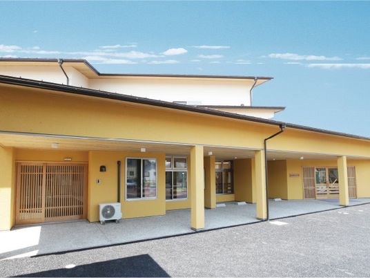 黄色い建物の外観  