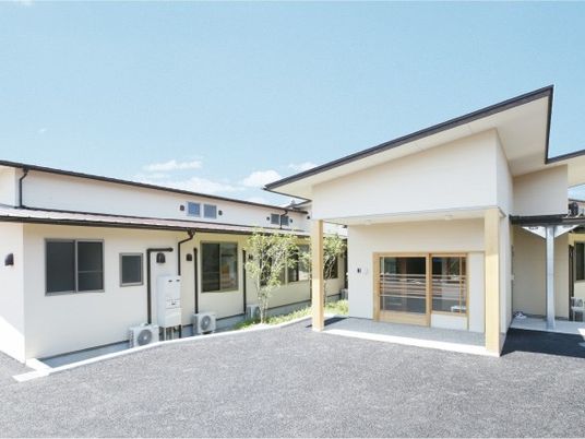 明るい外観の出入口  