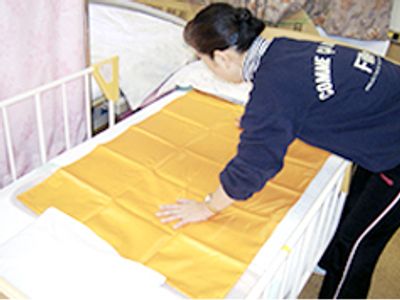ベッドを整えるスタッフ
