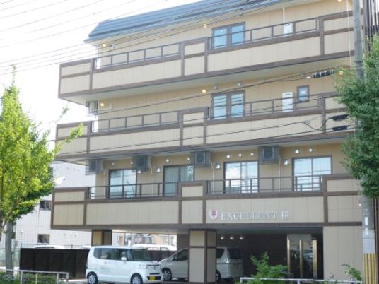 多階層の建物の外観