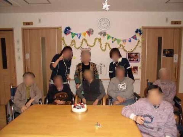 お祝いの食堂風景 イベント 飾り付けがされた食堂で、明るい表情の方々が集い、楽しい時間を過ごされています。お仕事を通じて、このような温もりあるひとときをサポートしてみませんか。
