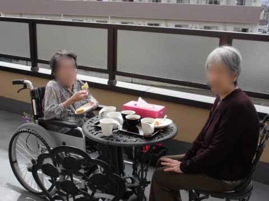 テラスでお茶する人たち