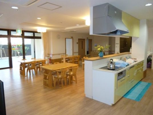 広々とした明るい食堂