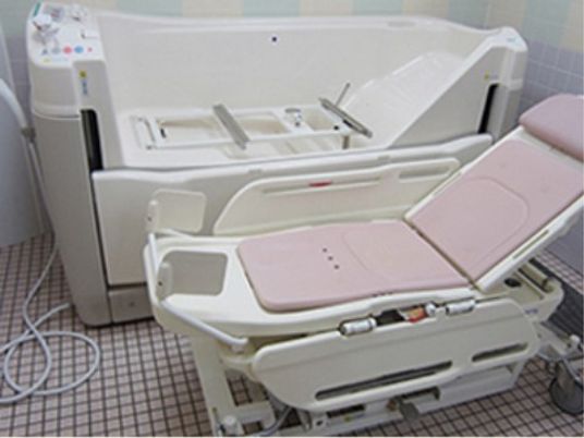 車椅子対応型浴槽設備