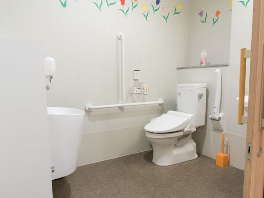 手すり付きのトイレ