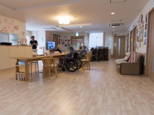 共有スペースと車椅子の利用者