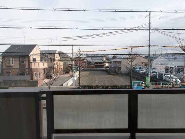 バルコニーからの眺望 外部風景 広々としたバルコニーからは、穏やかな街の景色が望め、心地よい風を感じながらのひと時を過ごすことができます。