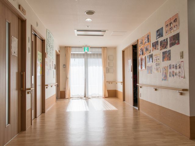 明るい廊下と掲示物 廊下 ゆったりとした廊下は自然光が入り、壁には様々な掲示物で彩られています。日々の生活に彩りと憩いの時間を提供してくれる空間です。