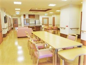 広々とした明るい食堂