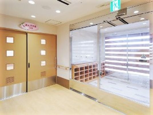 明るいエントランスのドア