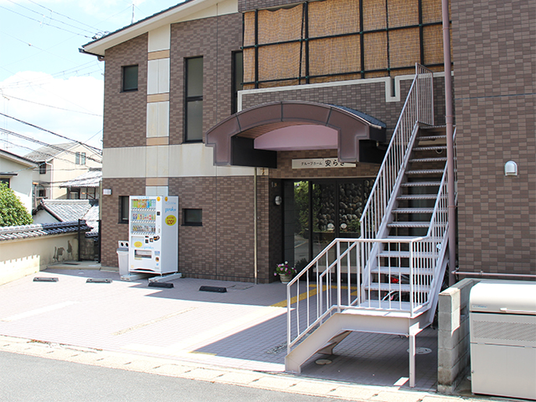 外観と階段の建物前