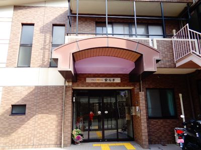 温かみのある建物入口