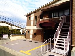 明るいエントランス外観