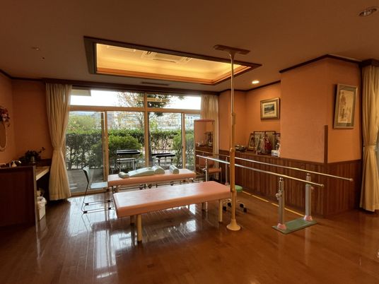 自然光差し込む機能訓練室