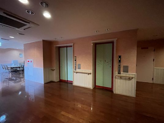 廊下のエレベーター