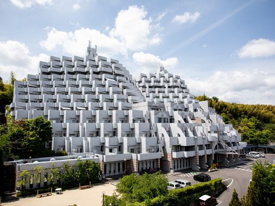 多階層の建物の外観