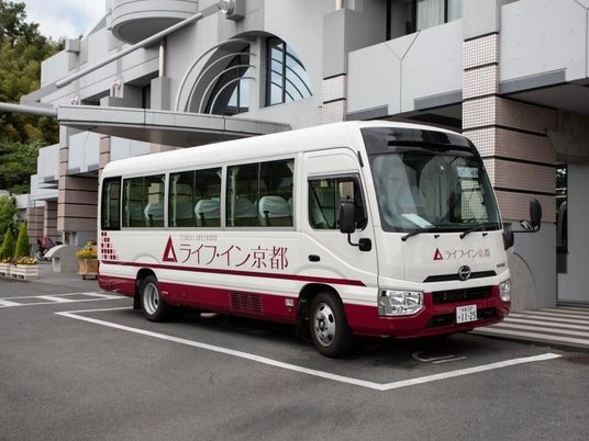 施設のミニバス停車中