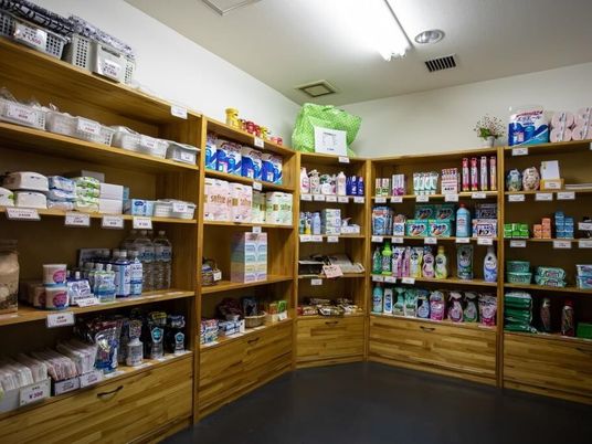 整理された棚の物品