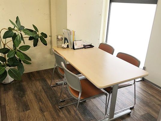 相談用の机がある部屋  