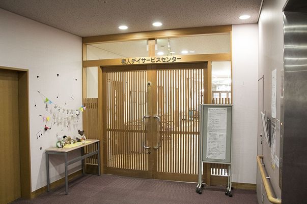 木製の扉がある廊下