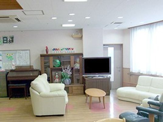 明るい共有空間のリビング  