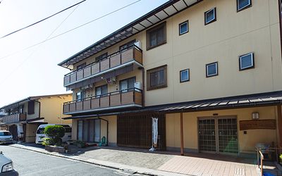 静かな住宅街の外観