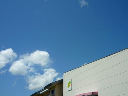 施設外観と青空  