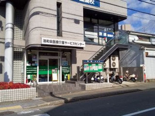 看板がある建物前 看板 車いすでもアクセスしやすい、入り口が整備されています。街中に位置し利用が便利です。