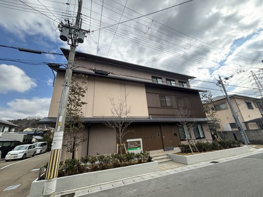 明るい通りの外観